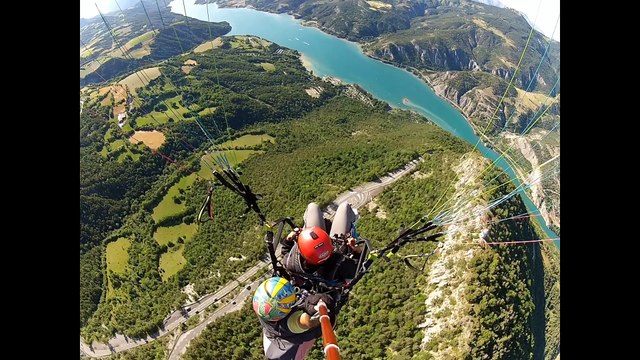 Saut en parapente au-dessus du lac de Serre-Ponçon
