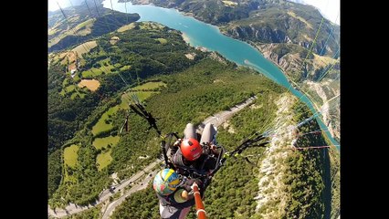 Saut en parapente au-dessus du lac de Serre-Ponçon