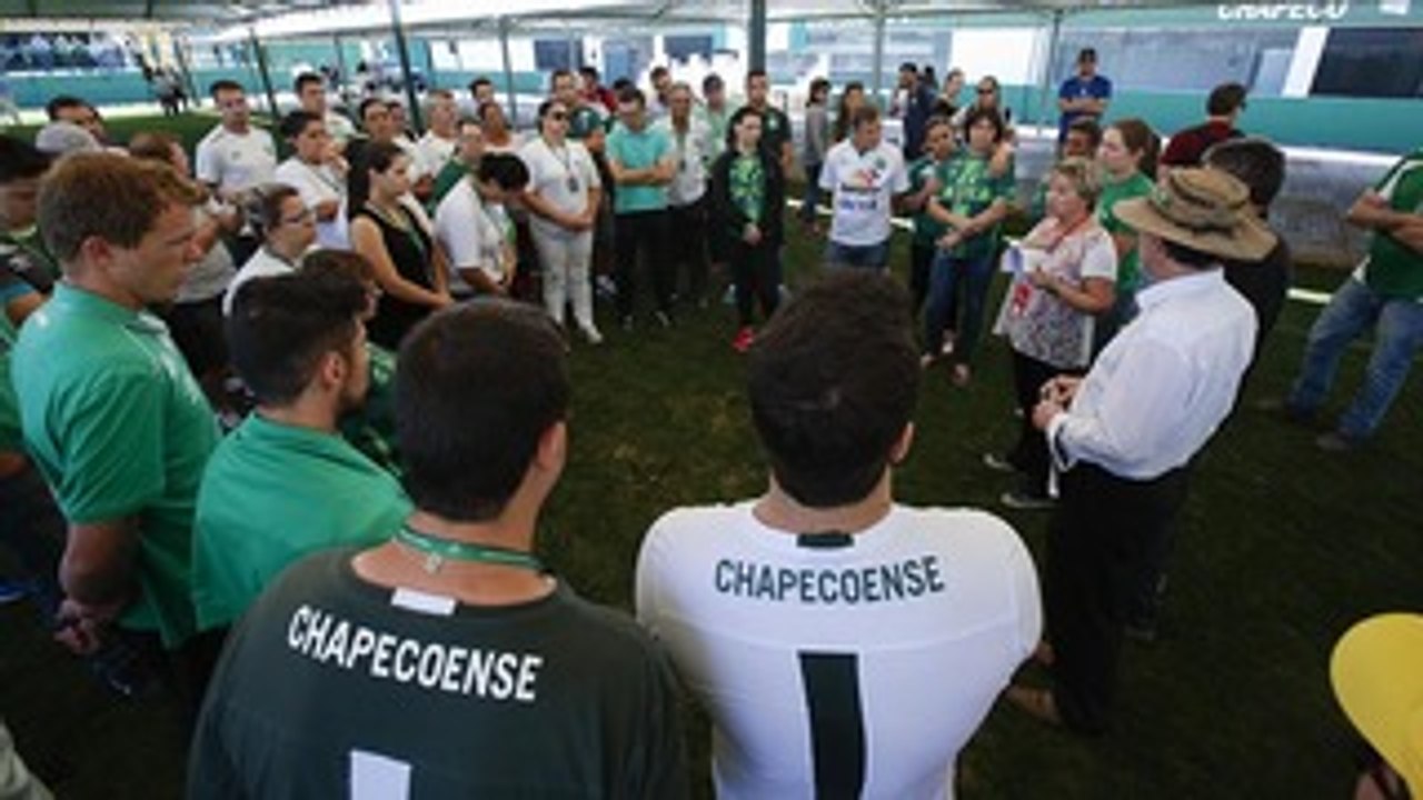 Dois sobreviventes da queda do avião na Colômbia voltam pro Brasil