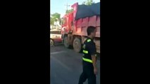 Un conducteur d'un camion chinois traîne une voiture de police !