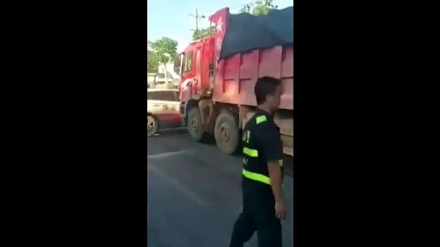 Un conducteur d'un camion chinois traîne une voiture de police !