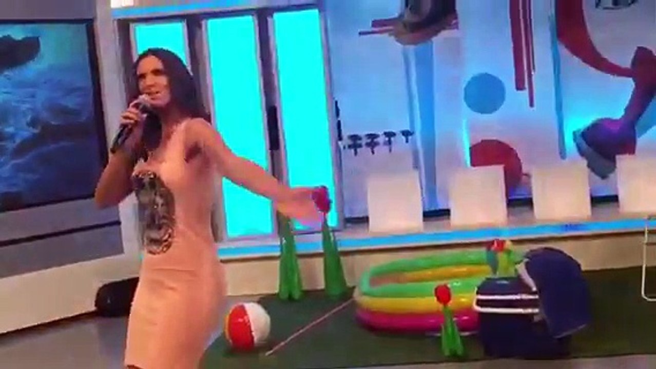 Nuria Fergó cantando "Bailando bajo la lluvia" en el programa "Estando contigo"