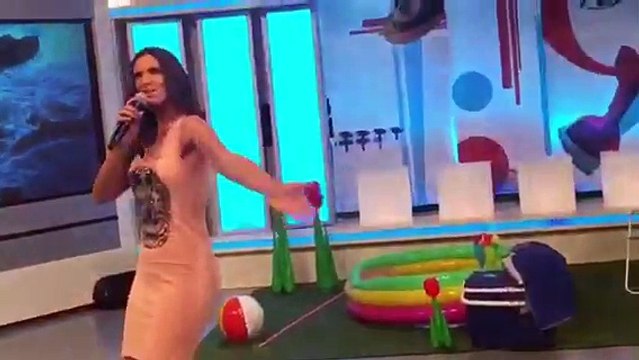 Nuria Fergó cantando Bailando bajo la lluvia en el programa Estando contigo