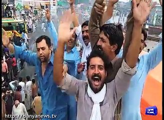 PML-N Worker's Stage Protest Against Disqualification of Nawaz Sharif