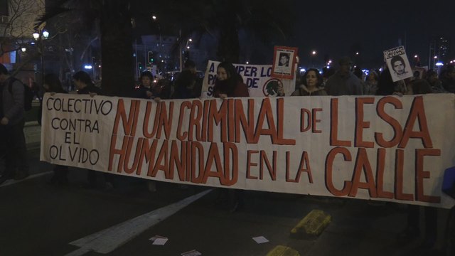 Familiares de las víctimas de Pinochet marchan para pedir salida del jefe del Ejército chileno