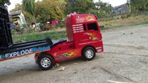 Bébé des voitures lac mère qui passe jouet un camion camions le transport studio |