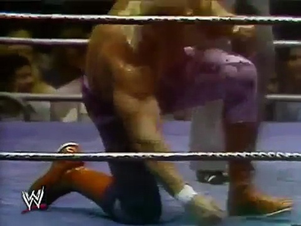 1977 09 26 Superstar Billy Graham vs Dusty Rhodes