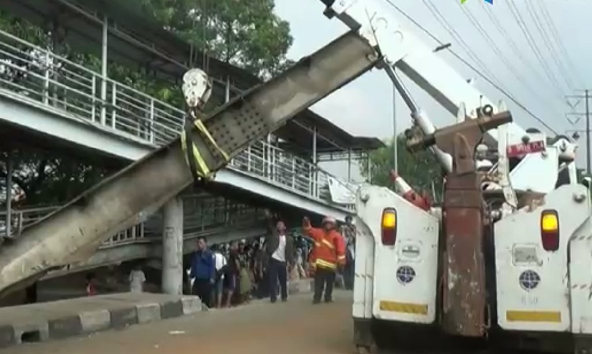 Petugas Evakuasi JPO yang Nyaris Roboh di Daan Mogot