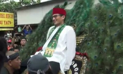 Hadir di Festival Condet, Sandiaga Uno Naik Reog