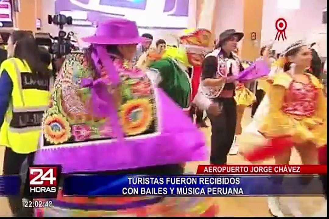 Aeropuerto Jorge Chávez : turistas fueron recibidos con bailes y música peruana