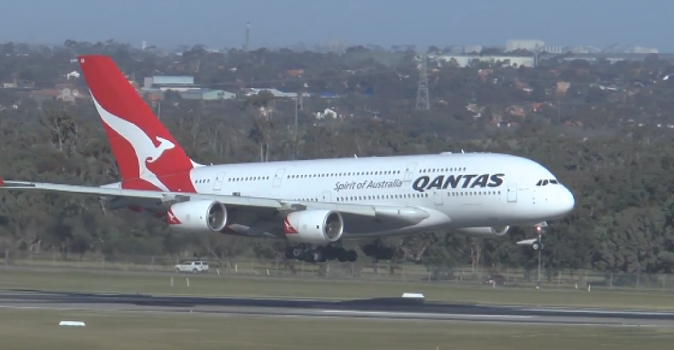 Delayed Qantas Flight Makes Wobbly Landing in Wild Winds