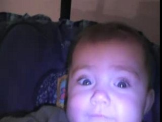 Anaïs fait de la balançoire