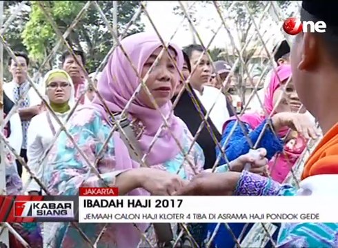 Jemaah Calon Haji Kloter 4 Tiba di Asrama Haji Pondok Gede