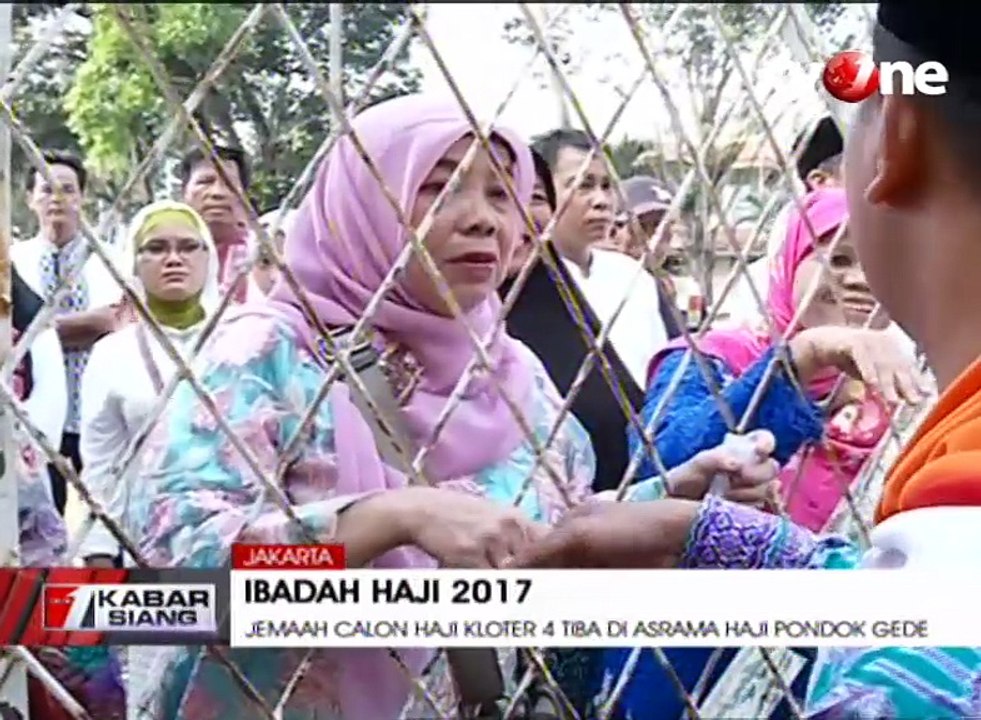 Jemaah Calon Haji Kloter 4 Tiba di Asrama Haji Pondok Gede