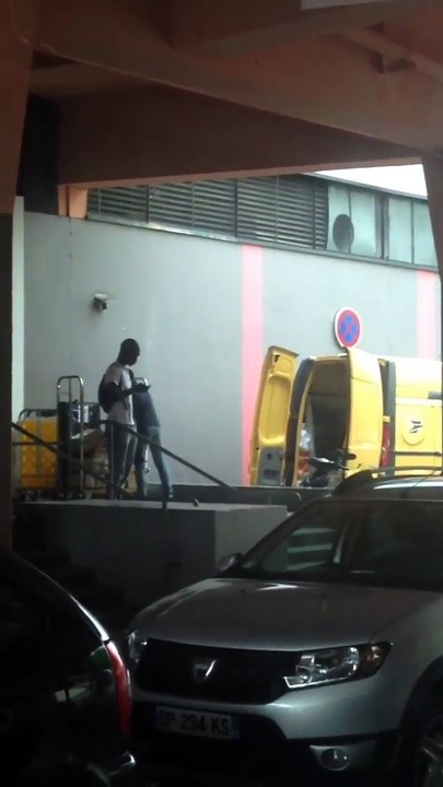 En espérant que vous n’attendiez pas de paquets fragiles