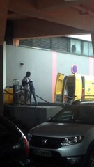 Cette vidéo d'un employé de La Poste en plein 'travail' scandalise les internautes