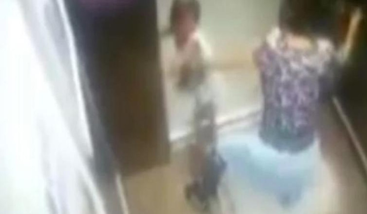 Küçük kız kolunu asansörün kapısına kaptırdı