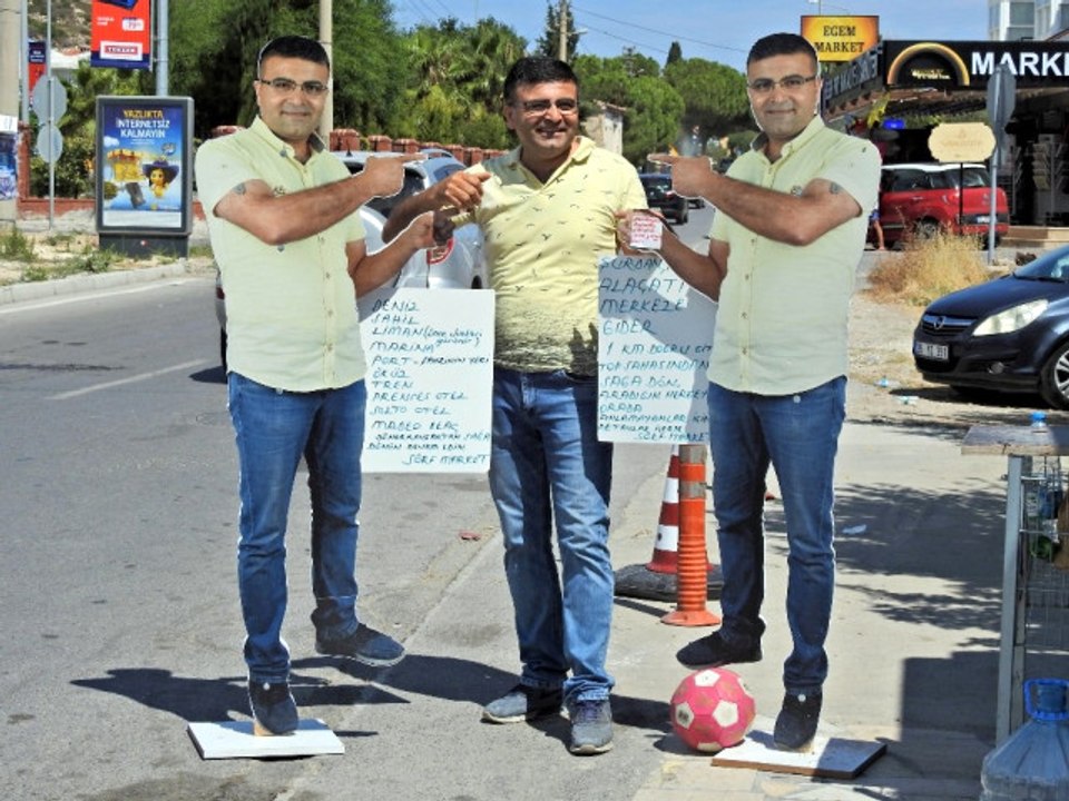 Adres Tarif Etmekten Bıktı, Dükkanının Önüne Adres Tarif Eden Maketlerini Koydu