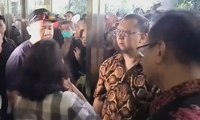 Menteri BUMN Rini Soemarno Atur Antrean KAI Travel Fair 2017