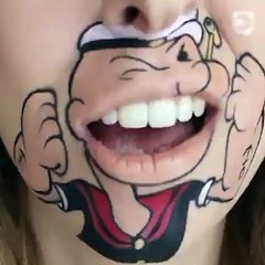 Çizgi karakterleri ağzına çizen kadın - acemikamera