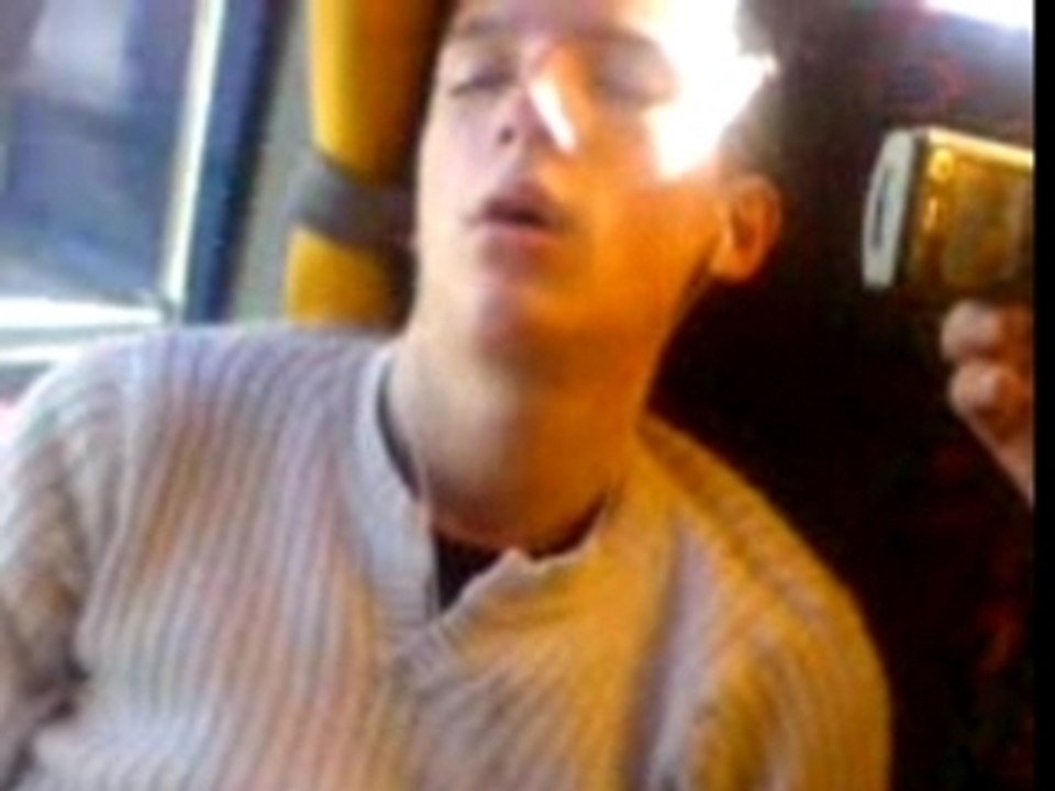 Tom qui dort ds le car