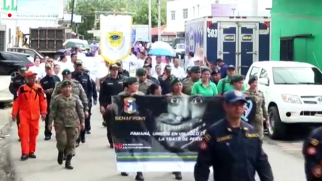 Costarricenses y panameños marchan en la frontera contra la trata de personas