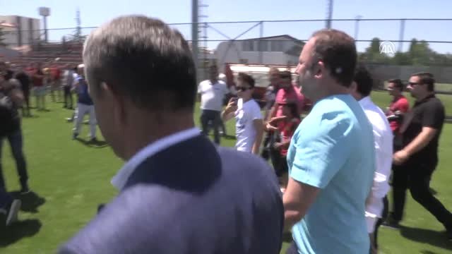 Sergen Yalçın, Eskişehirspor'la Sözleşme Imzaladı