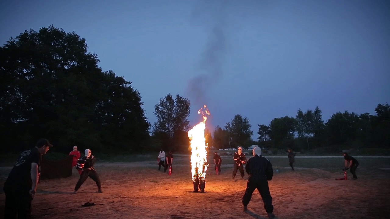 Torche humaine avec projection d'essence