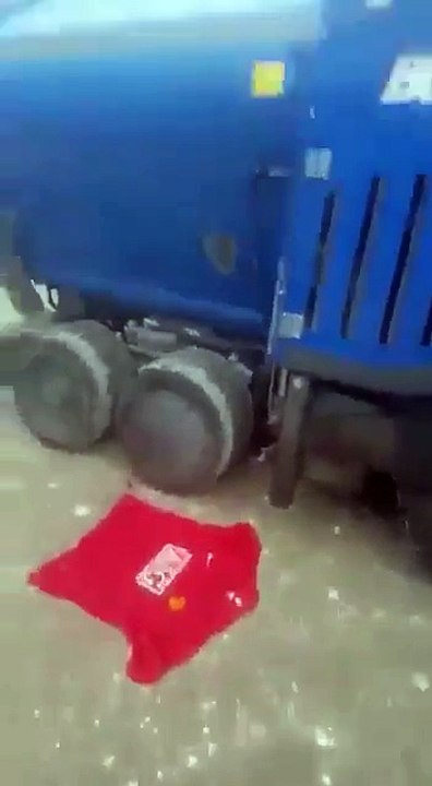 Les fans de Manchester United enterrent un maillot des red Devils sous les fondations du stade de Manchester City !