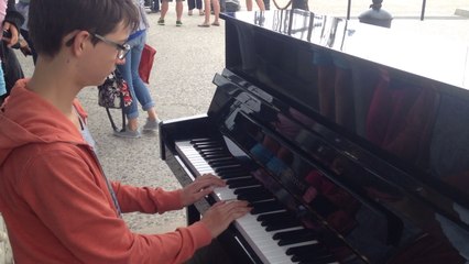 Le piano de l'Office de tourisme attire