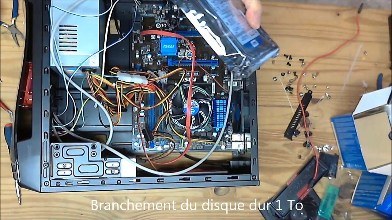 Montage d'un ordinateur fixe a partir de pièces détachées étape 12 le disque dur