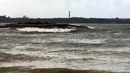 Ressaca do mar de Camburi