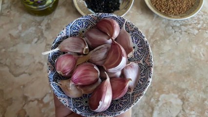 ضعيها لفراغات شعرك والصلع وأقسم بالله النتيجة ستبهرك تنبت الشعر وتملأ الفراغات منذ أول استعمال