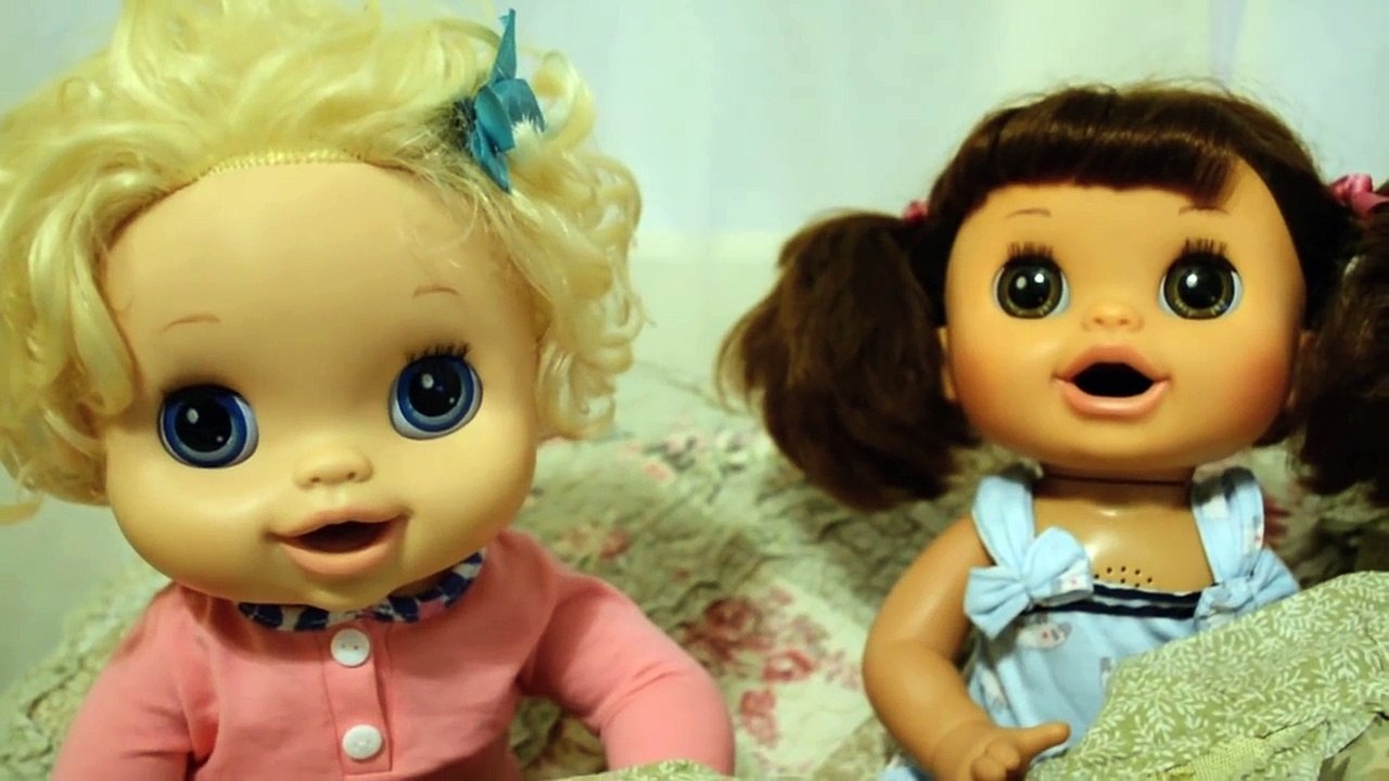 Naughty Baby Alive Molly Eats Her Birthday Cake Before Party & Sneaks Out Of Bed!