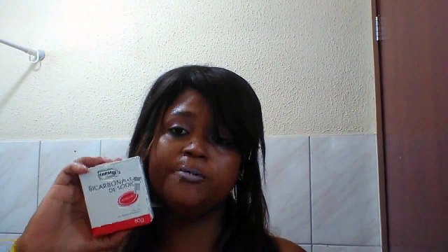 Clareador de dentes com bicarbonato de sódio e pasta de dentes e papel