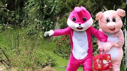 BAD FROZEN ANNA CUTS ELSA´S HAIR  KNIFE FAIL vs Spiderman Giant Foot! Funny in real life