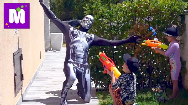 Bad Kids Pranks Daddy Пришелец в Бассейне Ящерица в еде Робот и Конфеты Пранки Alien in the pool Катя и Макс новое видео