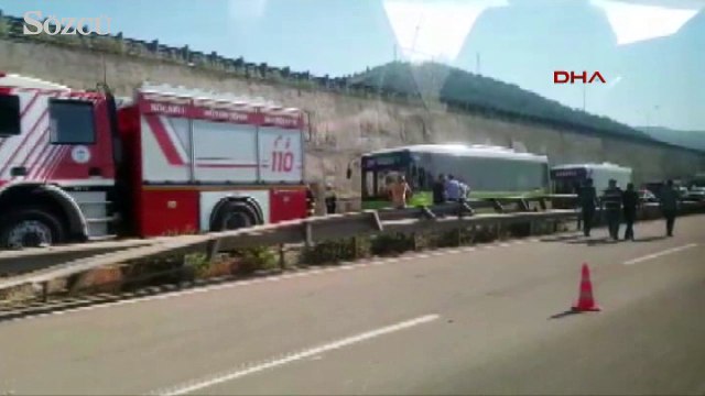 Kocaeli'de harfiyat kamyonu işçileri taşıyan servise çarptı