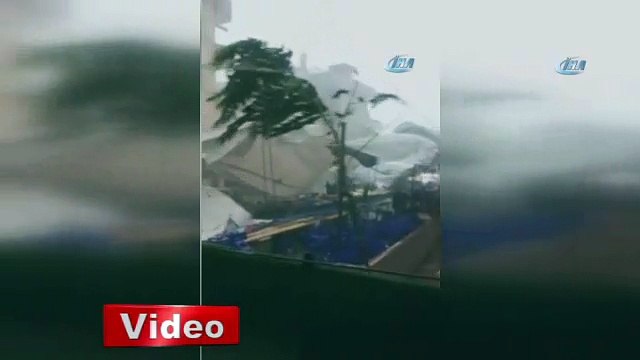 Şiddetli fırtına, Üsküdar'daki pazar yerini savaş alanına çevirdi