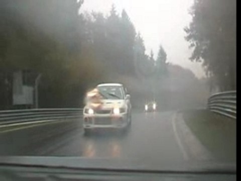 Nurburgring (extrait) sous la pluie en vue arriere en 325ix