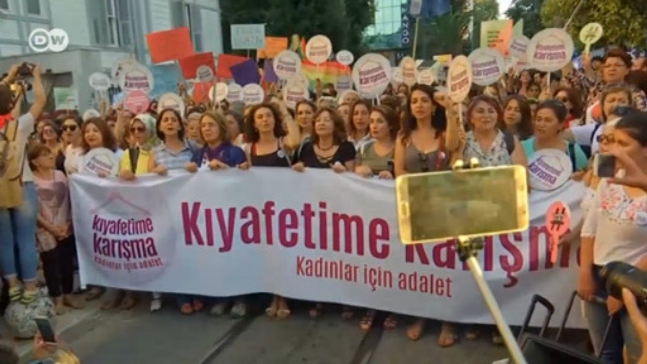 Kadınlardan 'Kıyafetime Karışma' eylemi