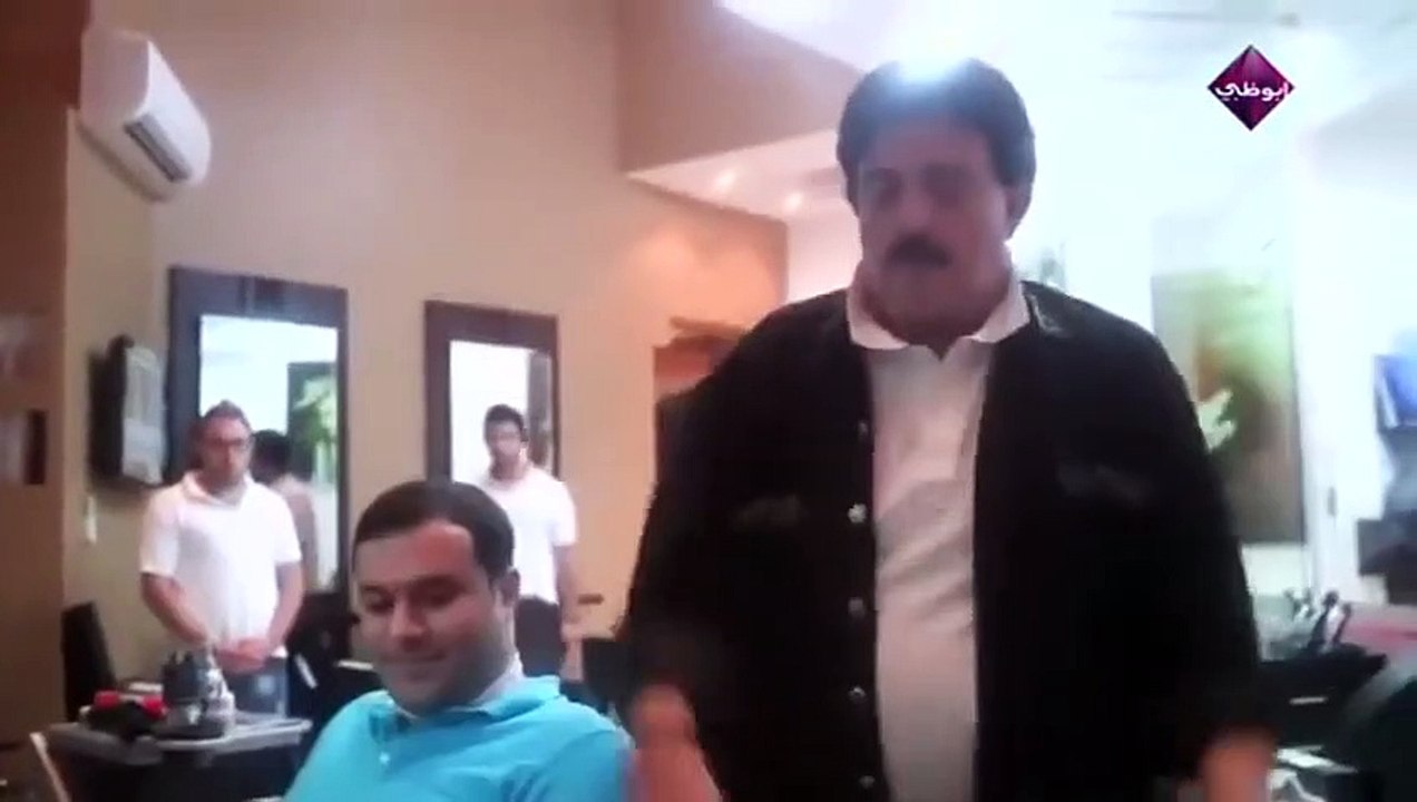 تعمل ايه لو رحت تحلق لقيت الحلاق سمير غانم ضحك مسخرة