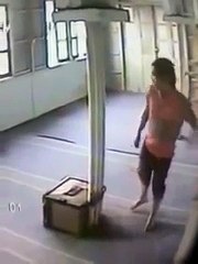 بنغالي  يقطع صلاته ليسرق صندوق تبرعات  في مسجد