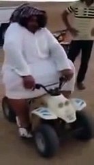 سعودي  بوزن الفيل يركب دباب صغير مسخرة هههه