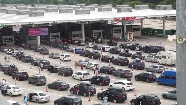 Kapıkule Sınır Kapısı'nda Tatilci Yoğunluğu Uzunca Kuyruk Oluşturdu