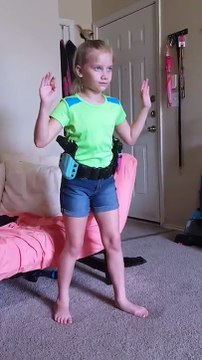 Une petite fille montre ses compétences en rechargement d'armes