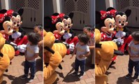 Un enfant sourd surpris par Mickey et Minnie Mouse!!