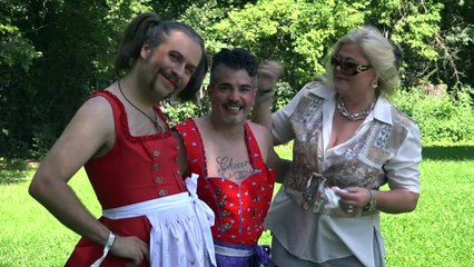 Im Dirndl vom Sprungturm