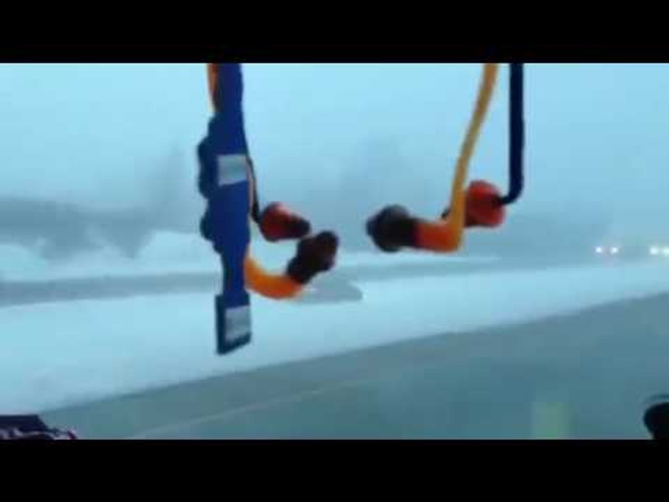 Ce conducteur roule entre les 2 voies d une autoroute !
