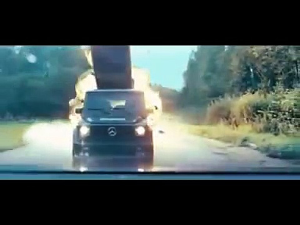 Polisin Altına Yaptığı An